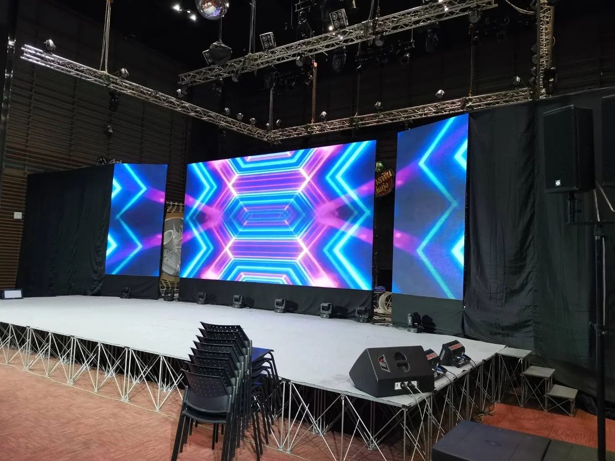 Painel de LED em palco com estrutura de treliças e iluminação cênica